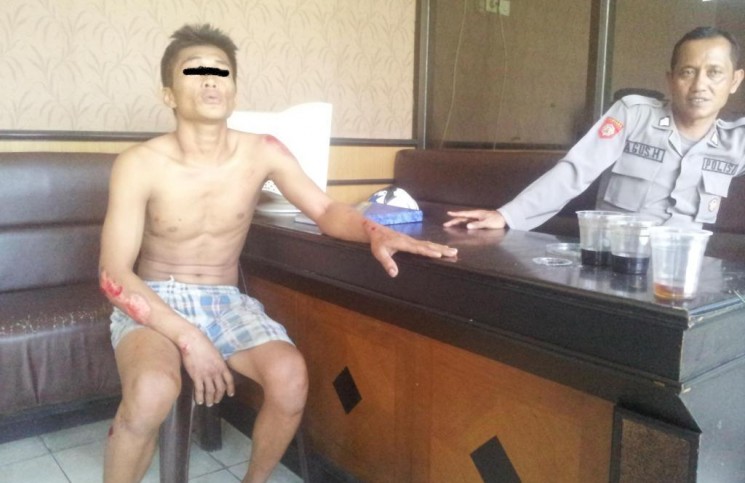 Diduga Gangguan Jiwa, Lelaki Ini Nekat Tabrak Pengguna Jalan