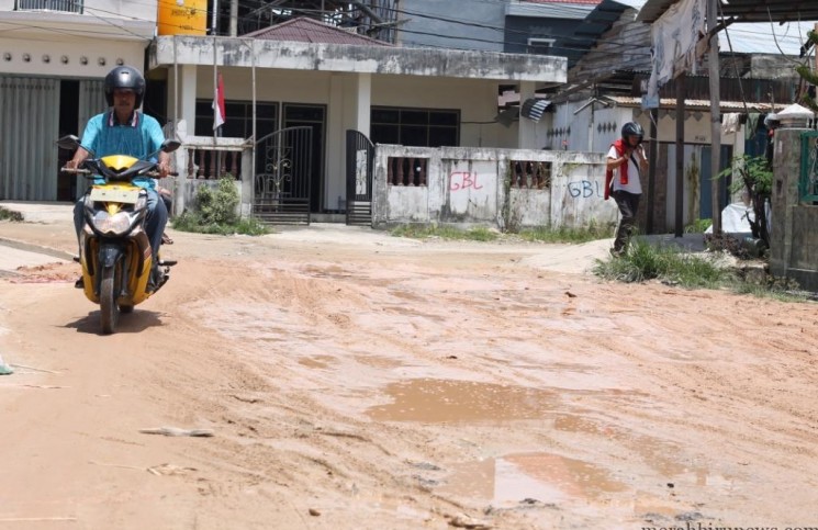 Jalan Jembatan Bongkok RT 21 Rusak Parah
