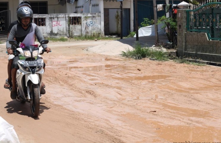 Ruas jalan di sekitar RT 21 Kelurahan Karanganyar Pantai tepatnya di kawasan jembatan bongkok rusak parah sehingga mengganggu pengendara kendaraan bermotor maupun pejalan kaki. (doc)