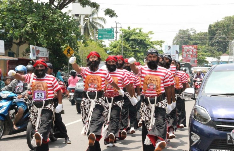 Peserta Gunakan Kostum Unik, Gerak Jalan Tingkat Umum Hibur Penonton