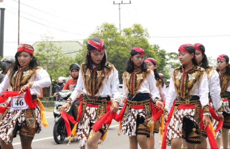 Peserta_Gunakan_Kostum_Unik_Gerak_Jalan_Tingkat_Umum_Hibur_Penonton_2