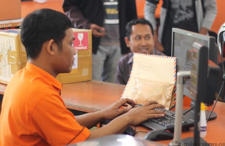 Petugas Kantor Pos