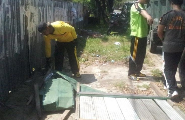 Menganggu Pengguna Jalan, 4 Kios Ditertibkan Satpol PP