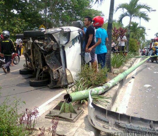 Mabuk, Pengendara Mobil Menghantam Tiang PJU