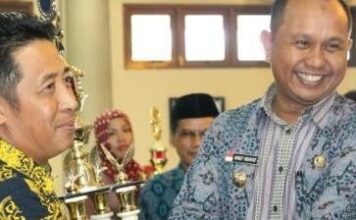 Lurah Pantai Amal saat menerima piala kelurahan terbaik dari Wakil Walikota Tarakan Khaerudin Arief Hidayat (hfa)