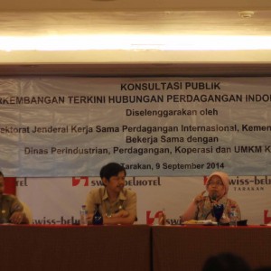Mila Kabisri (tengah) saat konsultasi publik perkembangan terkini hubungan perdagangan Indonesia Eropa yang dilaksanakan disperindagkop dan UMKM Tarakan (hfa)
