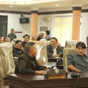 Anggota DPRD Tarakan yang duduk di kursi baru saat sidang paripurna DPRD (hfa) 