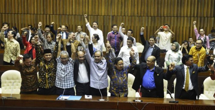 Fraksi KHI Mosi Tidak Percaya Kepada Pimpinan DPR Fraksi KHI Saat Menyatakan Mosi Tidak Percaya (kompas)