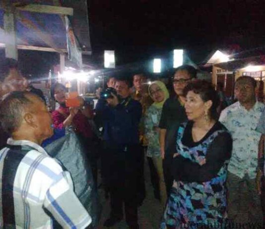 Mentri Susi Ke Perbatasan Derawan, Kapal Asing Masuk RI Bakar Kapalnya Tahan Nelayannya Menteri Kelautan dan Perikanan (KP) Susi Pudjiastuti blusukan hingga ke kampung nelayan di Pulau Derawan, Berau, Kalimantan Timur (Kaltim)