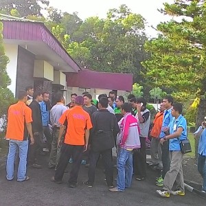 Puluhan Buruh Berada di Halaman Rumah Dinas Wali Kota Tarakan Ir.Sofian Raga (run)