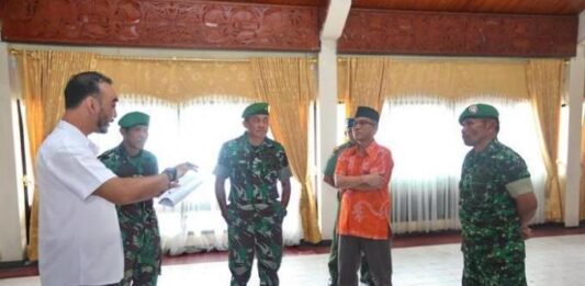 Kasdam VI Mulawarman Brigjen TNI Lodewyk Pusung (tengah) didampingi Walikota Tarakan Sofian Raga menerima pejelasan dari panitia tentang lokasi pertemuan dengan Presiden RI di Aula rumah Jabatan Walikota Tarakan, Jumat (5/12). Kasdam melakukan peninjauan di rumah jabatan Walikota Tarakan jelang kedatangan Presiden Republik Indonesia Joko Widodo (Jokowi) dan Menteri Perencanaan Pembangunan Nasional (PPN) Andrinof Chaniago ke Kota Tarakan pada 13 Desember mendatang. (tribun kaltim)