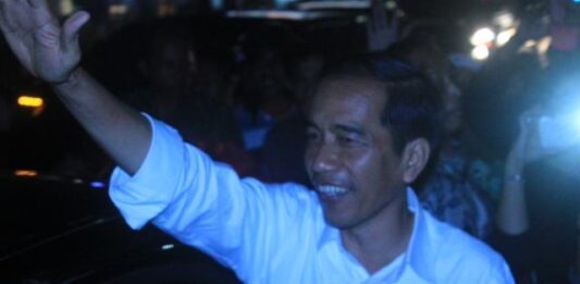 FOTO: Presiden Jokowi Datang Di Tarakan, Warga Tarakan Ramai Menunggu