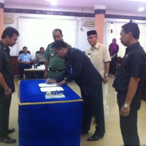 Unsur Pimpinan DPRD Tarakan dan Walikota Tarakan saat menandatangani pengesahan Raperda APBD Tarakan 2015 (hfa)