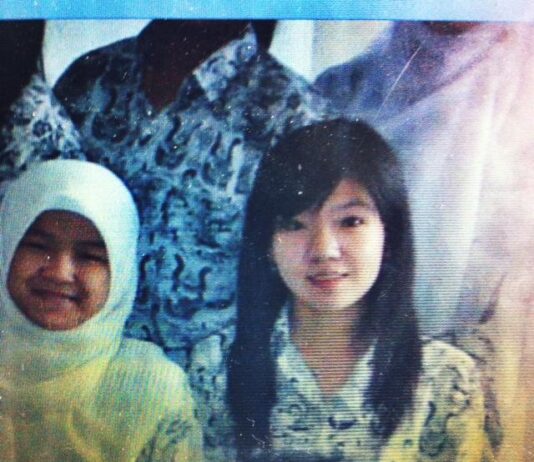 Vera Chandra Kho (kanan) semasa duduk di bangku SMA. (dok Arinda Susanti untuk mbnews)