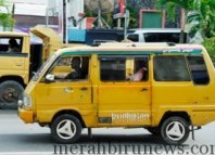 Salah satu angkot di Tarakan (paguntakacity.blogspot.com)
