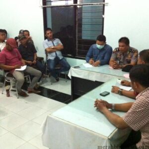 Gabungan Pemuda Daerah (Garuda) saat berdialog dengan pihak kejaksaan dan kepolisian terhadap kasus dugaan suap PTLB (hfa)