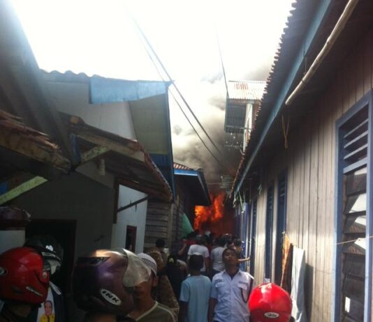 Banyak Warga Hanya Menonton, Petugas Sulit Padamkan Api