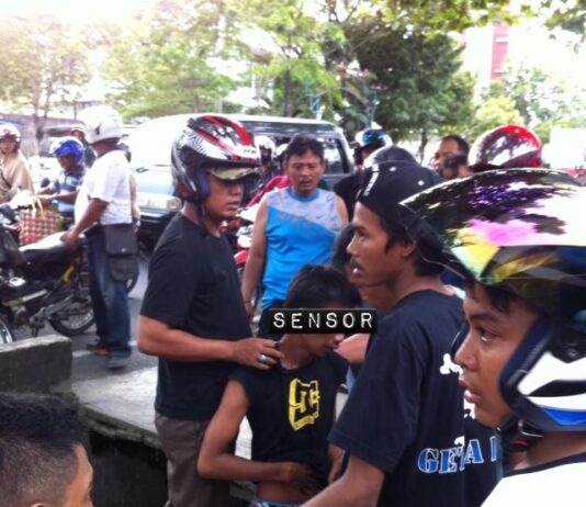 Ketahuan mencuri helm, pemuda ini nyaris babak belur dihajar