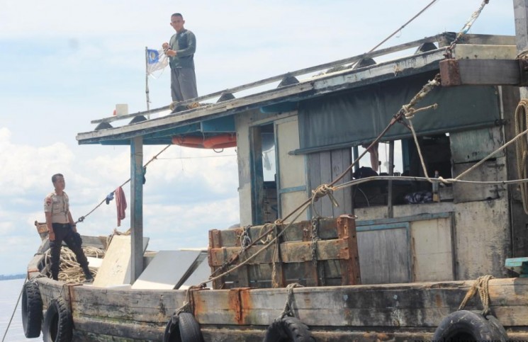 2 Kapal Nelayan Malaysia Ditangkap Polairud Polda Kaltim MBNews, - Tarakan, Polisi Air dan Udara (Polairud) Polda Kaltim kembali berhasil menangkap kapal nelayan dari Malaysia yang menangkap ikan di perairan Indonesia.