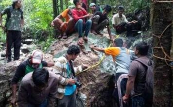 Batu Giok 20 Ton di Nagan Raya Ini Diperebutkan Warga Batu Giok 20 Ton di Nagan Raya yang Diperebutkan Warga