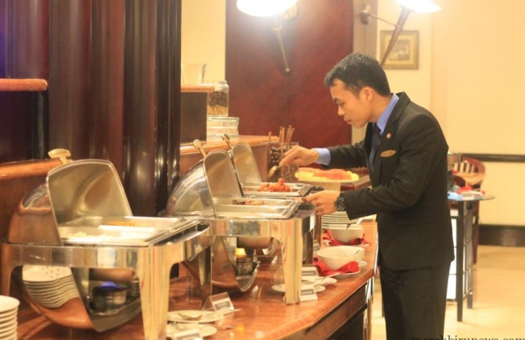 Aris Sima sedang mengecek kondisi buffet (hfa)