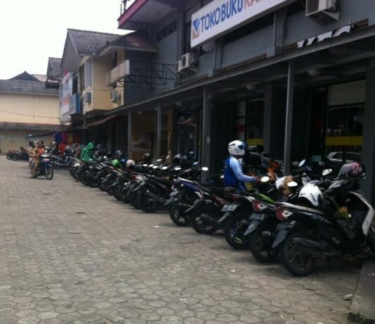 Jangan bayar parkir kepada petugas tanpa identitas lengkap