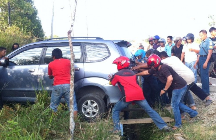Oleng, Xenia tabrak median dan lewati selokan di jalan Sungai Sesayap