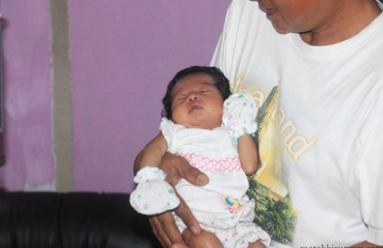 Bayi Hapiza saat di pelukan kakeknya (hfa)