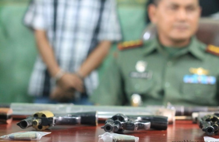 TNI Amankan 2 Orang Pembuat Senpi Rakitan