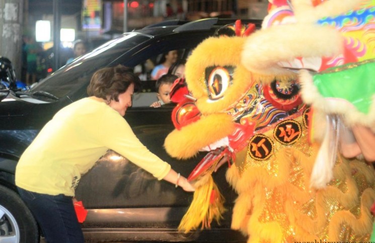 Parade Cap Go Meh, barongsai sapa warga plus angpao bertebaran