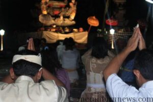 Umat hindu Tarakan yang berdoa saat perayaan nyepi di pura giri jagad nata jumat malam (hfa)