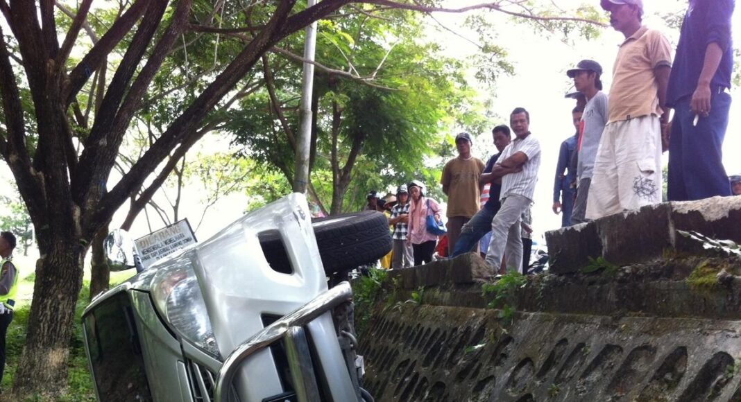 Toyota Innova terbalik masuk jurang setinggi 2 meter, pengemudi syok