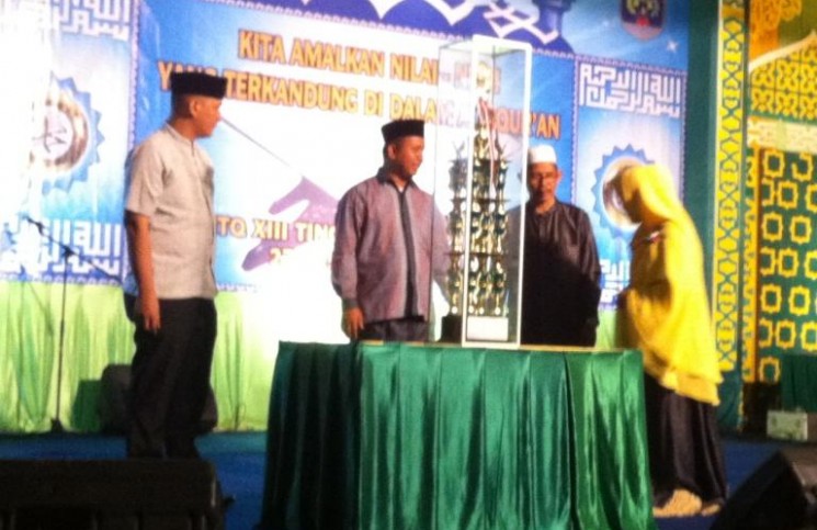 Wawali Khaerudin Arief Hidayat serahkan piala bergilir MTQ kepada panitia dan LPTQ dari juara tahun lalu Kecamatan Tarakan Tengah (hfa)