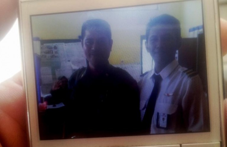 Modus jadi pilot gadungan, Handphone dan uang Mantan guru digasak