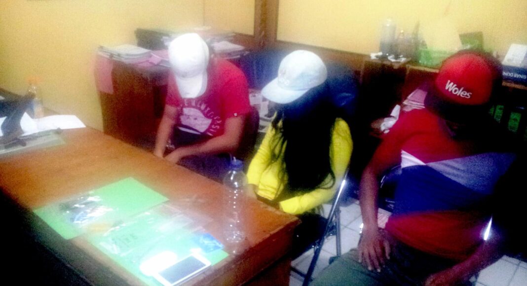 Polisi tangkap 2 cowok dan 1 cewek lagi asik pesta shabu