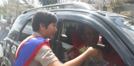 Salah satu polisi wanita memberikan himbauan kepada pengendara melalui Operasi simpatik (ctr)