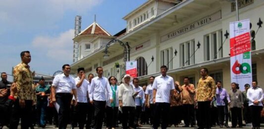 Presiden RI, Jokowi Widodo berjalan menuju Gedung Merdeka didampingi Walikota Bandung, Ridwan Kamil saat meninjau kesiapan peringatan Konferensi Asia Afrika (KAA) ke-60 di Bandung, Jawa Barat, 16 April 2015. Jokowi menilai kesiapan puncak peringatan KAA ke-60 di Bandung sudah 96 persen. TEMPO/Aditya Herlambang Putra