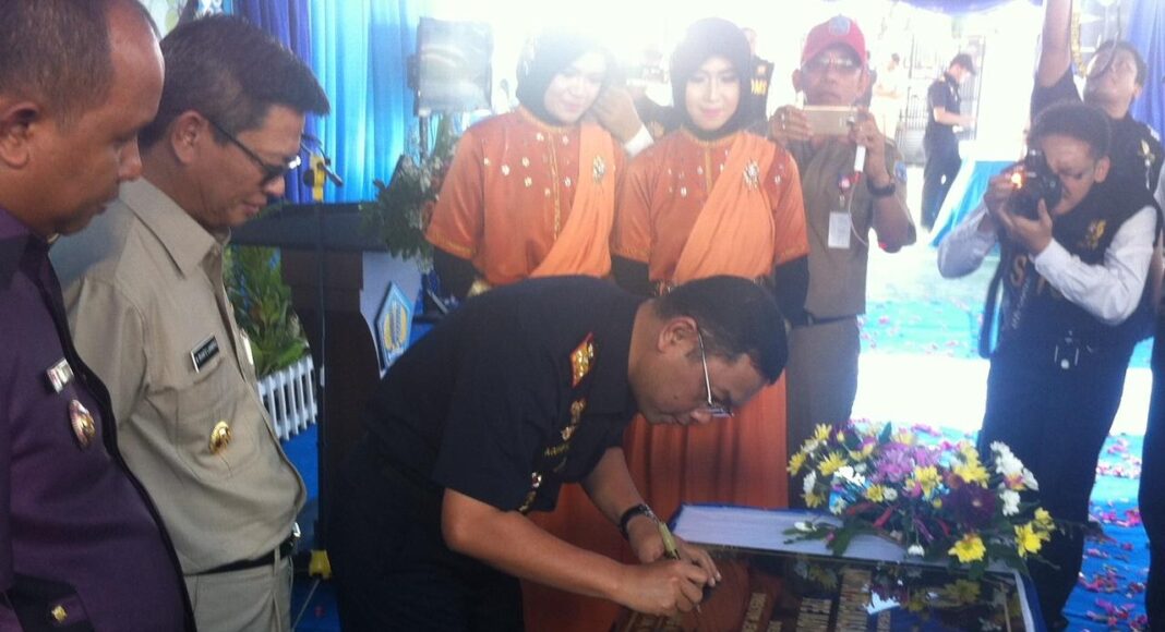 Dirjen Bea dan Cukai Agung Kuswandono saat menandatangani peresmian kantor (hfa)