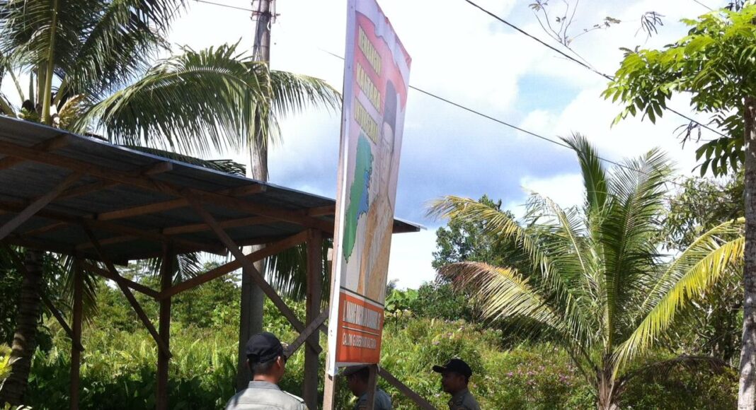 Baliho Bacagub di depan rumah warga tak luput dari penertiban Satpol PP