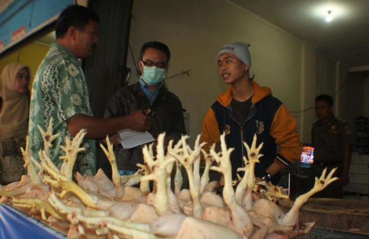 Disnaktan dan Satpol PP sidak ayam tiren, pedagang resah