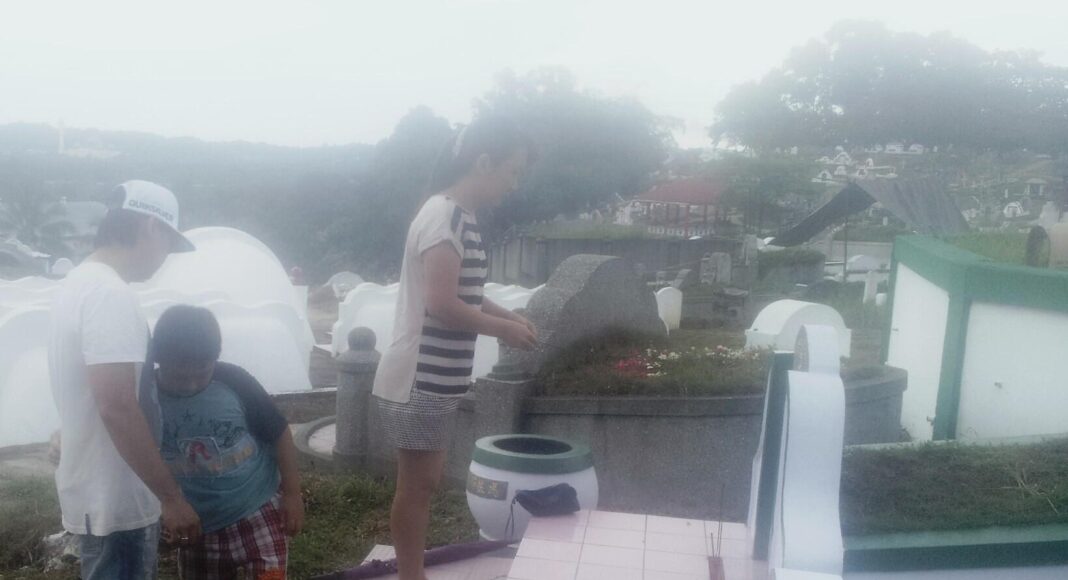 Etnis tionghoa padati kuburan leluhur rayakan tradisi Ceng Beng