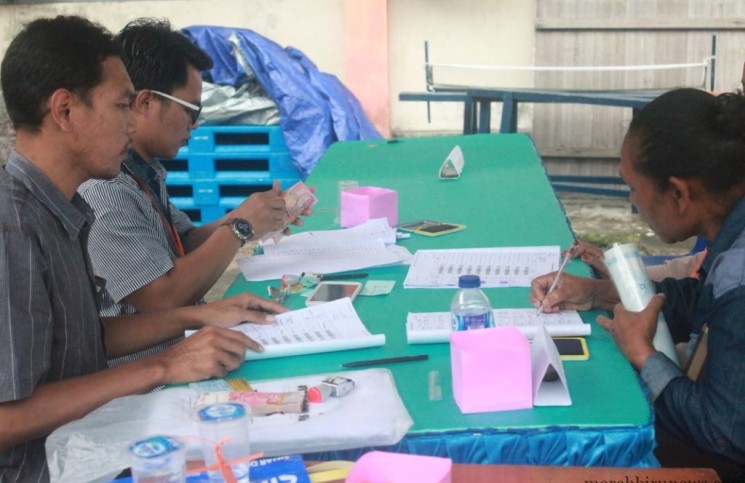 Dana PSKS Rp. 600.000 Cair, Masyarakat miskin serbu Kantor Pos Tarakan