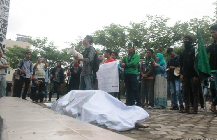 Aksi mahasiswa Reformasi di depan gedung DPRD Tarakan (hfa)