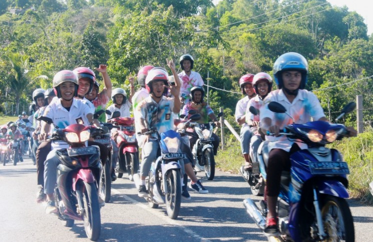 Konvoi kendaraan dan Corat-coret di Amal, Polisi datang telat