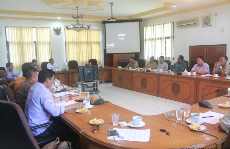 Suasana rapat DPRD bersama instansi terkait soal gas elpiji 3 kg (hfa)