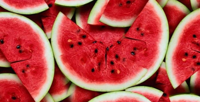 Makan semangka dengan bijinya sangat menyehatkan