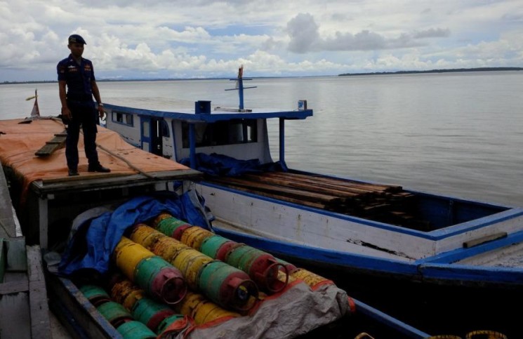 Polairud gagalkan penyelundupan kayu ke Malaysia