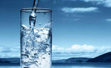 Banyak Minum Air Putih Untuk Membantu Menghilangkan Bau Mulut Saat Berpuasa
