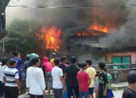 Diduga karna bensin, rumah dan 2 motor Abdul Rahman terbakar