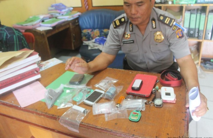 Polisi tunjukan barang buktidari tersangka (hfa)